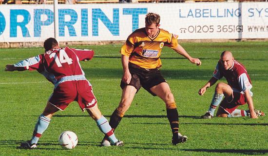 Lee Beevers locks ankles with Peter Beagrie