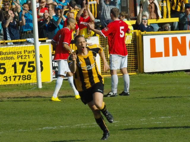 Lee Canoville equalises