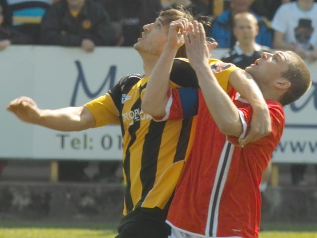 Mikel Suarez tussles